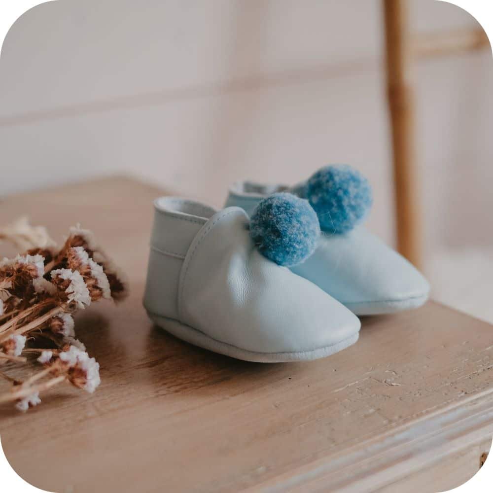 SKY BLUE Babyhausschuhe mit Pompons