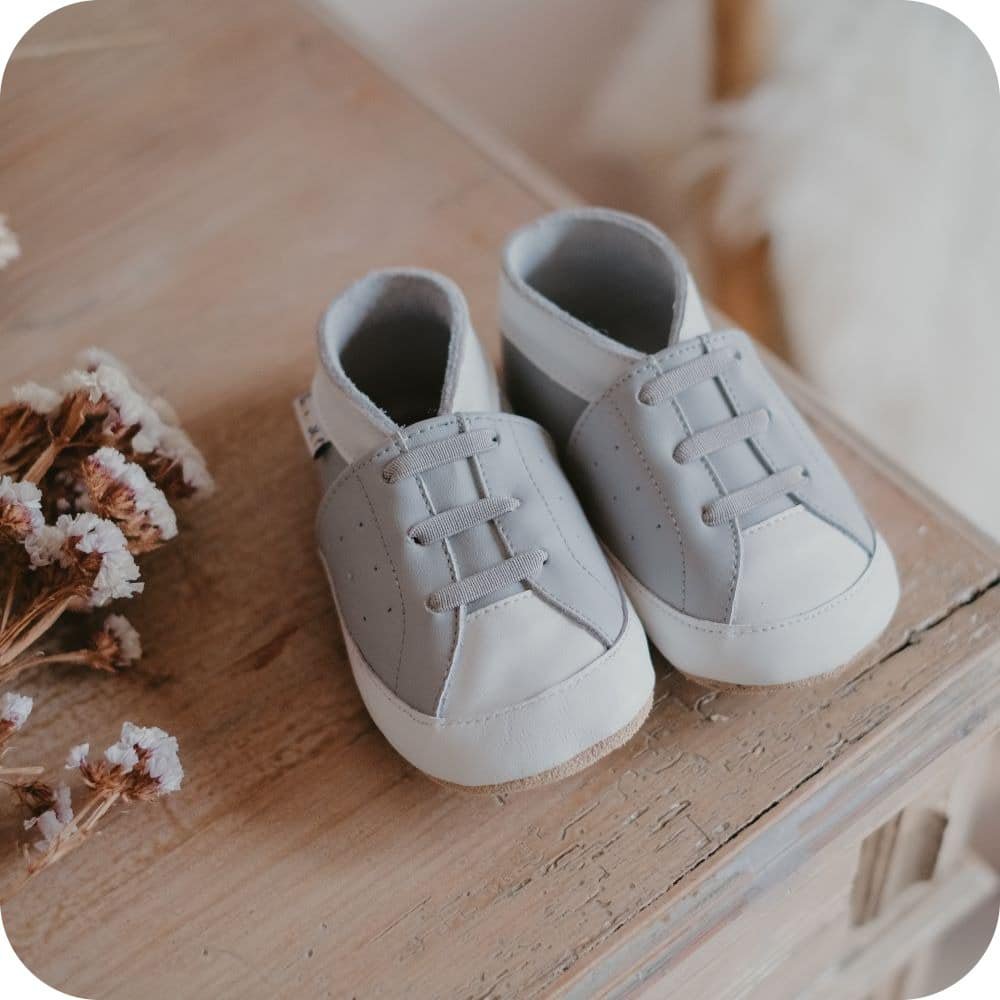 SNEAKER Babyhausschuhe aus weichem Leder (weiß/ grau)