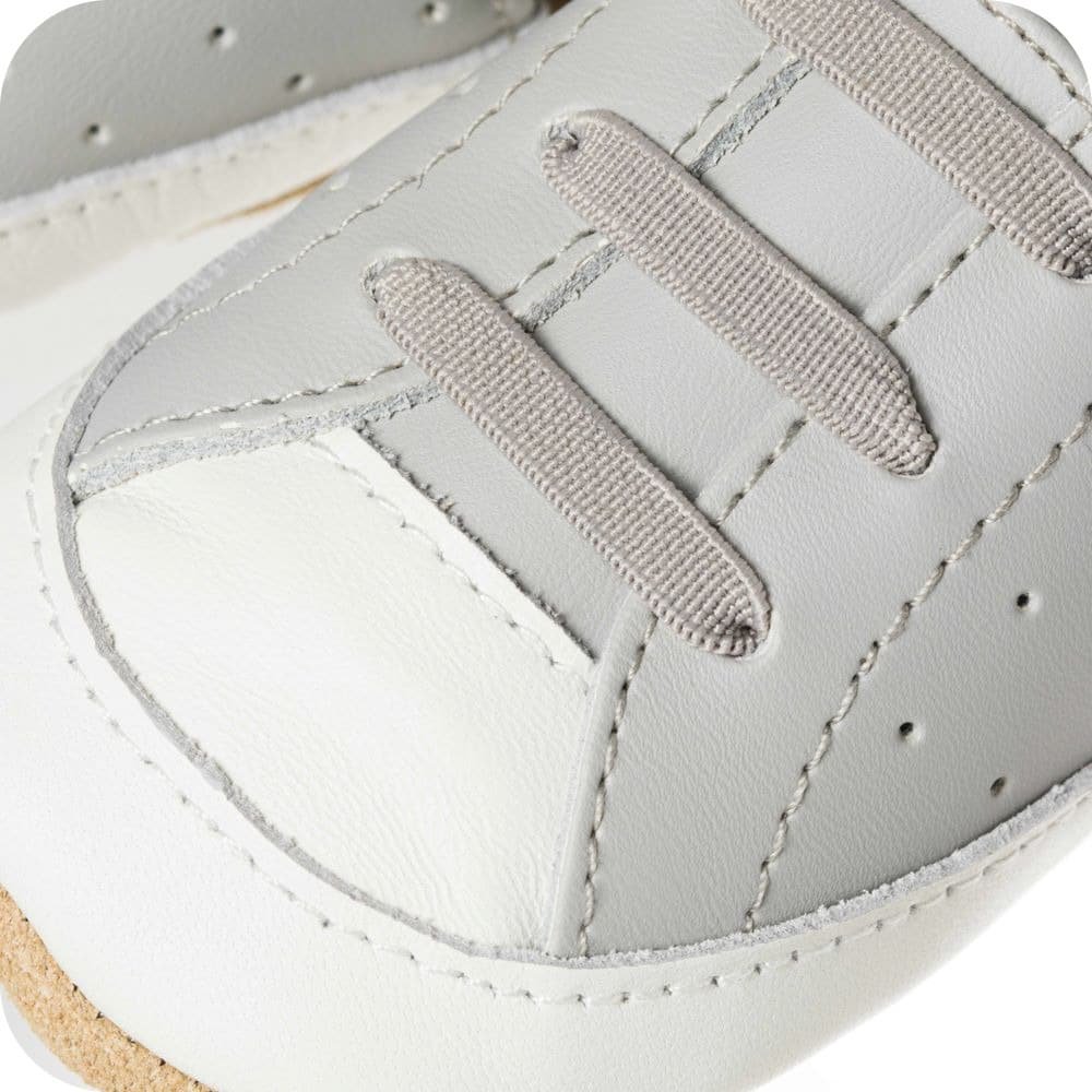 SNEAKER Babyhausschuhe aus weichem Leder (weiß/ grau)