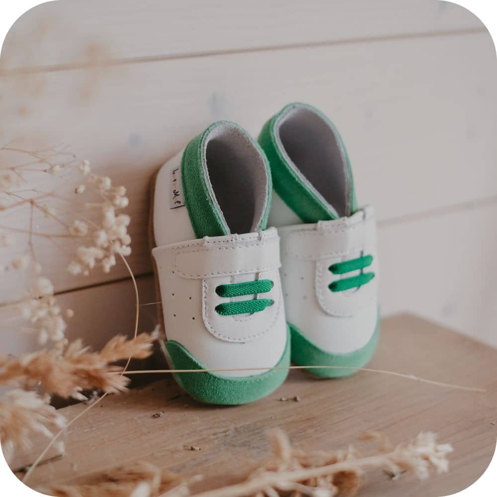 SNEAKER Babyhausschuhe aus weichem Leder (weiß/ grün)
