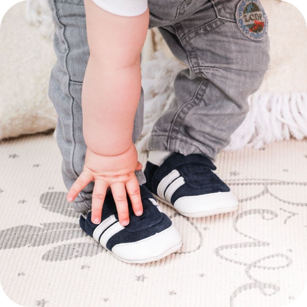 SNEAKER Babyhausschuhe aus weichem Leder (weiß/ blau)